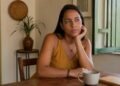 Se alguém tocar o próprio rosto repetidamente enquanto fala com você, este pode ser o verdadeiro motivo psicológico