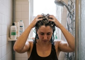 4 opções de shampoos antirresíduos para acabar com o cabelo pesado e devolver o movimento aos fios