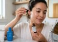 Dermatologista explica a ordem correta para aplicar cada produto de skincare e evitar erros que prejudicam a pele