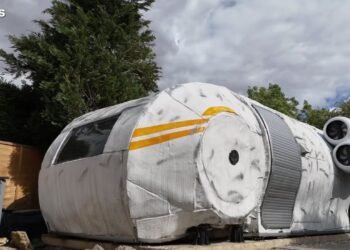 Este fã de Star Wars gastou mais 10 mil euros para construir uma nave espacial equipada com um bar no seu jardim