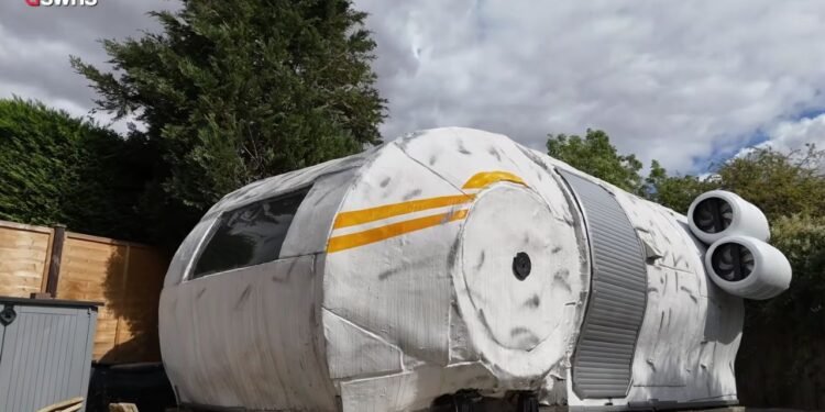 Depois de visitar a área de Star Wars em um parque da Disney e notar os altos custos das viagens, ele resolveu montar o seu próprio refúgio temático - Créditos: YouTube / SWNS
