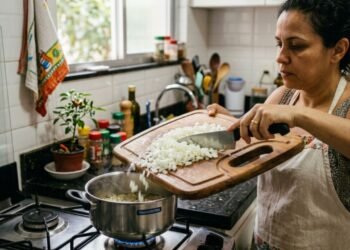 O verdadeiro motivo de algumas tábuas de corte terem uma abertura na lateral
