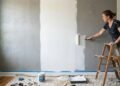 A cor que está substituindo o cinza nas paredes e deixa a casa mais iluminada e aconchegante