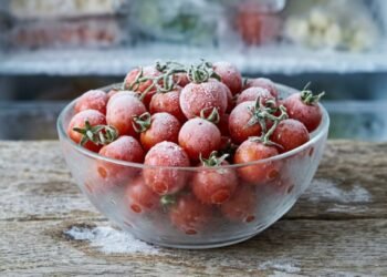 Como congelar tomates cereja sem virar um bloco de gelo