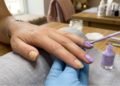 O esmalte que ajuda a disfarçar unhas amareladas em poucos minutos