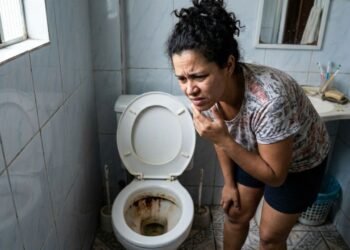 Esqueça a esponja de aço: este produto barato ajuda a remover o calcário preso no fundo do vaso