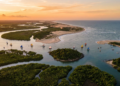 O único delta em mar aberto das Américas: um arquipélago com mais de 70 ilhas no litoral do Piauí, o Rio Parnaíba se abre em cinco braços e forma uma paisagem única no continente