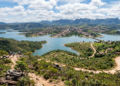 A pequena cidade mineira de 6 mil moradores que guarda 150 cachoeiras e trilhas 4×4 em meio a uma natureza quase intocada