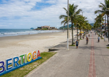 A fortaleza mais antiga do Brasil concluída em 1547 escondida no litoral de São Paulo com 33 km de praias que atraem turistas no verão