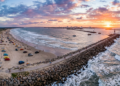 Maior praia contínua do mundo, essa faixa de 254 km no Brasil reúne dunas, fauna marinha, navio encalhado e os Molhes da Barra que avançam 4 km pelo oceano