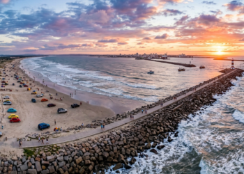 Maior praia contínua do mundo, essa faixa de 254 km no Brasil reúne dunas, fauna marinha, navio encalhado e os Molhes da Barra que avançam 4 km pelo oceano