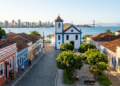 Fundada em 1750 por 182 casais açorianos, a cidade fica a 12 km de Florianópolis, tem IDHM 0,809 e está entre as maiores economias de SC