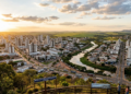 A Capital do Agronegócio com 80 mil toneladas de soja por dia e paredões rupestres de 100 metros, abrigam a 2ª maior economia de Mato Grosso a 215 km de Cuiabá