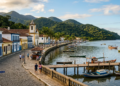 Criado em 1962, o parque protege uma ilha sem carros com sete comunidades caiçaras e 986 espécies de plantas, acessível por barco e trilha