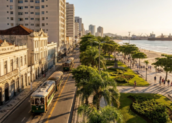 Com o maior porto da América Latina e 5.335 metros de jardim à beira-mar reconhecido pelo Guinness, essa cidade é uma das mais marcantes do litoral paulista