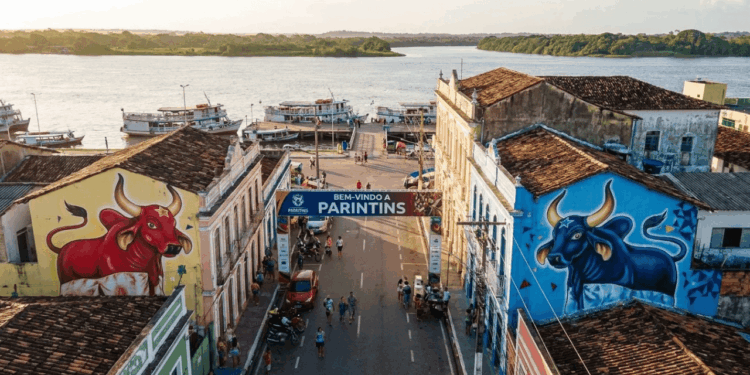 Nessa ilha amazônica, uma festa virou patrimônio do Brasil e nasceu para ajudar a erguer uma catedral, hoje a arte segue viva o ano inteiro