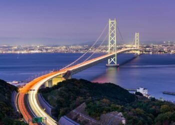 Com vão central recordista de quase 2 km sobre o mar, a colossal ponte pênsil do Japão foi projetada para suportar tufões e terremotos severos