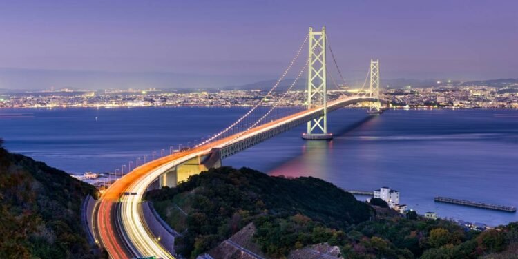 Com vão central recordista de quase 2 km sobre o mar, a colossal ponte pênsil do Japão foi projetada para suportar tufões e terremotos severos