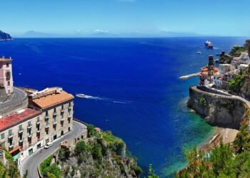 Com 50 km de pistas cravadas em penhascos sobre o Mar Tirreno, a estrada da Costa Amalfitana é uma das mais belas e estreitas do mundo