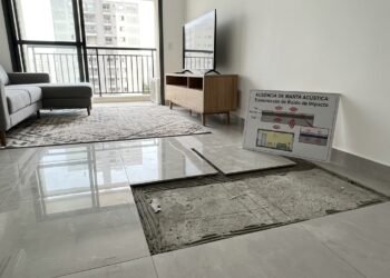 Morador troca piso de madeira por porcelanato sem aplicar isolamento acústico, gera ruídos excessivos no andar de baixo, e a Justiça ordena o refazimento do revestimento com base no artigo 1.336, inciso IV, do Código Civil e fixa multa diária de R$ 1.000