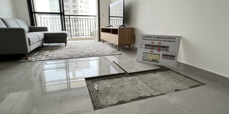 Ele economizou recursos durante anos com muito planejamento para realizar a reforma completa, priorizando um visual limpo e elegante que valorizasse cada cômodo do apartamento familiar.
