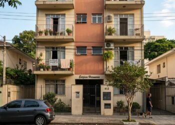 Mulher empresta apartamento para irmã morar sem aluguel e descobre que ela passou a alugar um dos quartos para desconhecidos sem avisar