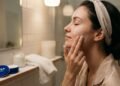 A cosmetóloga Rosa Carnero, relata: “Esta é a forma correta de aplicar o creme Nivea da latinha azul para eliminar rugas no rosto.”
