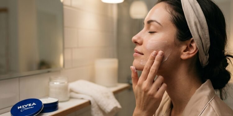 O creme também funciona como meio de deslizamento para as mãos, reduzindo o atrito durante a massagem facial.