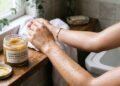 4 esfoliantes corporais com fragrância para quem quer sair do banho com a pele renovada, macia e cheirosa