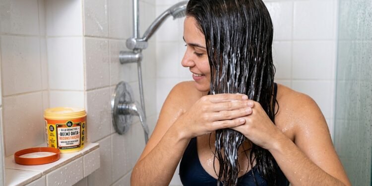 O resultado prático desse engano é um toque ainda mais áspero e pontas duplas que se partem ao menor puxão da escova.