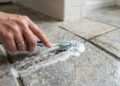 Aplicar pasta de bicarbonato com água oxigenada volume 10 no rejunte: a dupla potente para clarear pisos encardidos no banheiro sem esforço