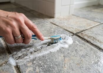 Aplicar pasta de bicarbonato com água oxigenada volume 10 no rejunte: a dupla potente para clarear pisos encardidos no banheiro sem esforço
