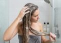 A técnica de lavagem que ajuda a proteger as pontas do cabelo e evita que o shampoo seja esfregado desnecessariamente no comprimento