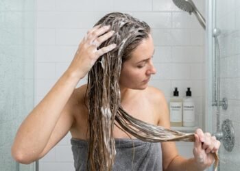 A técnica de lavagem que ajuda a proteger as pontas do cabelo e evita que o shampoo seja esfregado desnecessariamente no comprimento