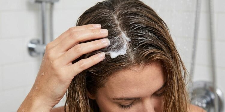 Com o passar do tempo, esse material pode formar uma camada cada vez mais perceptível sobre a superfície da pele e contribuir para desconfortos.