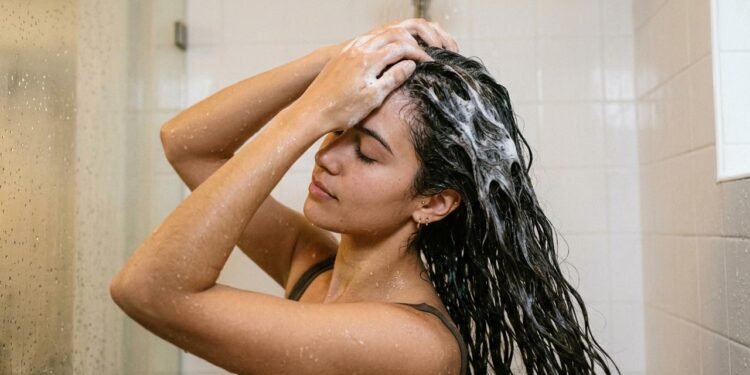 Ter cabelo curto, médio ou comprido não significa que o shampoo precise permanecer mais ou menos tempo na cabeça