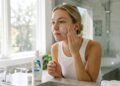 Dermatologistas orientam a ordem dos produtos de skincare e um erro comum pode aumentar a irritação da pele