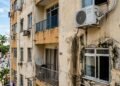 Morador instala ar-condicionado na fachada externa sem bandeja de drenagem e pingamento contínuo danifica a pintura do apartamento de baixo