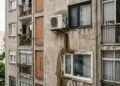 Vizinho instala aparelho de ar-condicionado voltado diretamente para a janela do apartamento ao lado e, além do barulho durante a madrugada, água do equipamento começa a escorrer pela fachada e atingir a unidade inferior