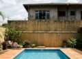 Família sobe muro de 2 para 4 metros depois de construir piscina no quintal, mas estrutura reduz quase toda a luz natural que entrava na cozinha do vizinho