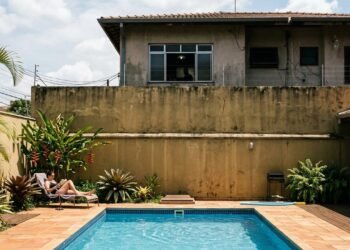 Família sobe muro de 2 para 4 metros depois de construir piscina no quintal, mas estrutura reduz quase toda a luz natural que entrava na cozinha do vizinho