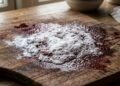 Adeus tábuas de corte com marcas escuras: o banho noturno de bicarbonato com vinagre que retira manchas de sangue e tomate da madeira