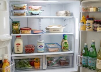 Colocar bicarbonato na geladeira antes de dormir pode reduzir odores, mas não substitui a limpeza do eletrodoméstico