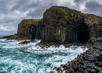A catedral de basalto na Escócia que inspirou a música clássica: a acústica marinha de 60 milhões de anos da Gruta de Fingal