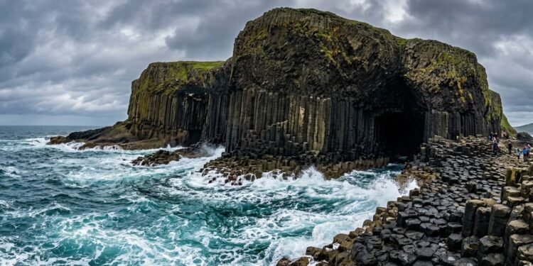 A catedral de basalto na Escócia que inspirou a música clássica: a acústica marinha de 60 milhões de anos da Gruta de Fingal