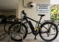 Morador deixa bicicleta elétrica de R$ 6 mil presa em bicicletário interno do condomínio e equipamento desaparece durante a madrugada; câmeras estavam desligadas havia duas semanas e discussão surge sobre eventual responsabilidade do prédio