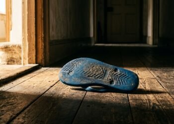 O que significa deixar o chinelo de cabeça para baixo e a origem da crença que atravessou gerações dentro das famílias