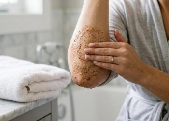 5 esfoliantes para incluir na rotina de banho e preparar a pele para receber hidratante