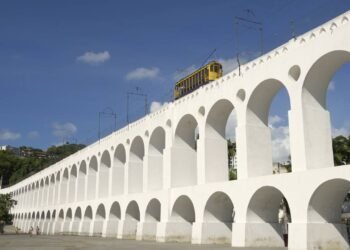 Construída no século dezoito com 42 arcos monumentais, a colossal estrutura colonial do Rio serviu de aqueduto e hoje sustenta o bondinho