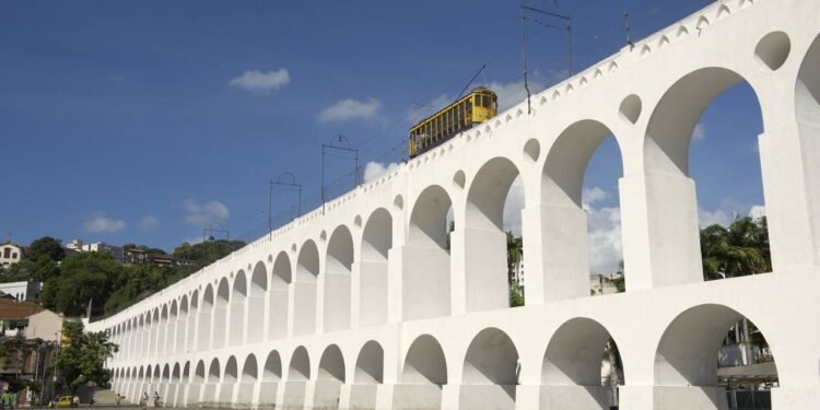Construída no século dezoito com 42 arcos monumentais, a colossal estrutura colonial do Rio serviu de aqueduto e hoje sustenta o bondinho